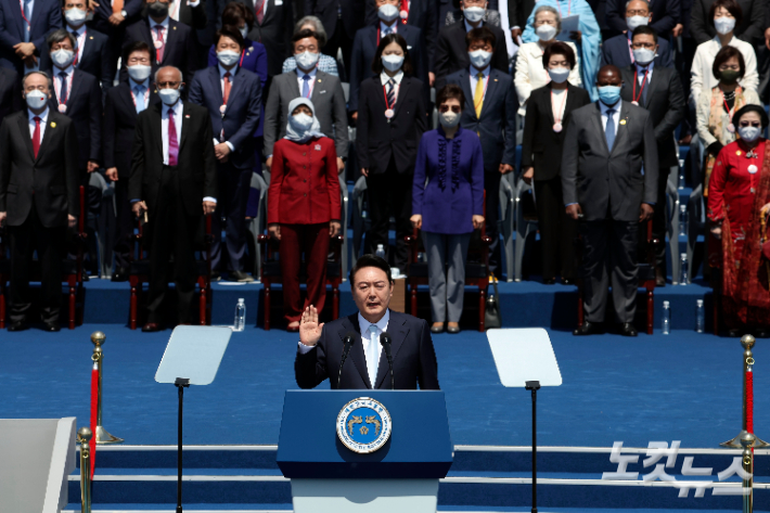 윤석열 대통령이 10일 오전 제20대 대통령 취임식이 열린 서울 여의도 국회에서 취임사를 하고 있다. 국회사진취재단
