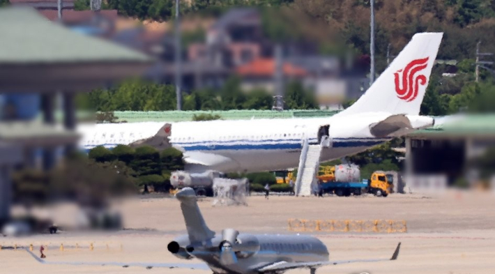 윤석열 대통령 당선인 취임식을 하루 앞둔 9일 성남 서울공항으로 중국 왕치산 국가 부주석이 타고 온 에어차이나 항공기가 보이는 가운데(위쪽), 일본 하야시 요시마사 외무상이 타고 온 항공기가 활주로를 이동하고 있다. 연합뉴스