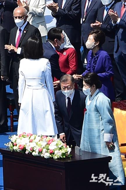 윤석열 대통령과 부인 김건희 여사가 10일 국회에서 열린 제20대 대통령 취임식에서 박근혜 전 대통령과 인사를 나누고 있다.