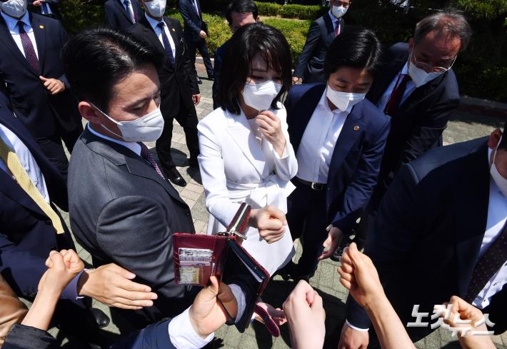 윤석열 대통령의 부인 김건희 여사가 10일 오전 서울 여의도 국회에서 열린 제20대 대통령 취임식을 마친 후 시민들과 인사를 하고 있다.