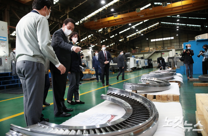 윤석열 정부의 에너지 정책 기조의 핵심인 '탈원전 폐기'도 부산에 큰 영향을 미칠 것으로 보인다. 윤 대통령 당선인이 지난달 21일 경남 창원시 창원국가산업단지 내 원전 가스터빈 부품업체인 '진영TBX'를 방문해 공장을 둘러보고 있다. 인수위사진기자단