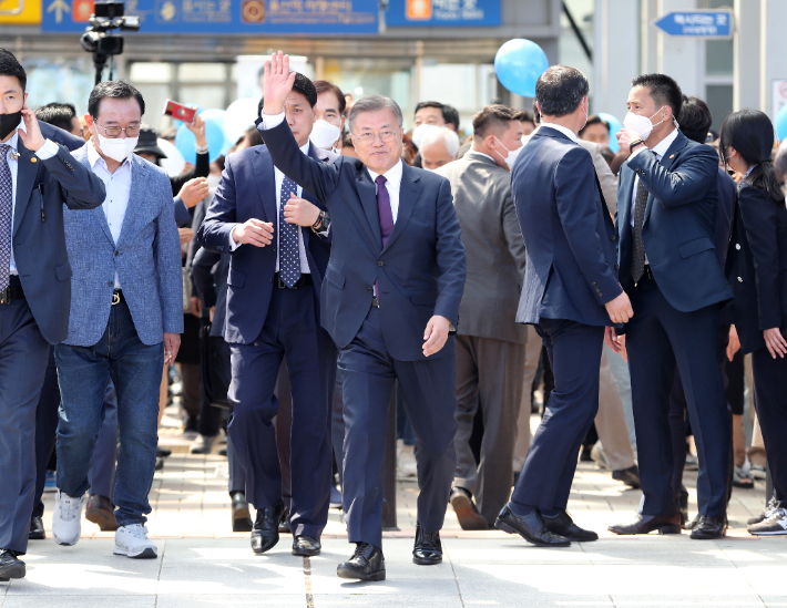 문재인 전 대통령이 10일 오후 경남 양산 사저로 가기 위해 울산역에 도착한 후 지지자들에게 손을 흔들며 인사하고 있다. 연합뉴스