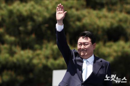 윤석열 대통령이 10일 오전 서울 여의도 국회에서 열린 제20대 대통령 취임식에서 취임사를 마친 후 참석자들을 향해 손을 들어 인사하고 있다.