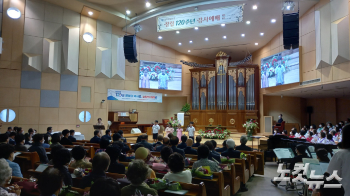 2부 '은혜와 소망의 시간'은 부서별 공연에 이어 전세대연합찬양으로 진행됐다. 포항CBS