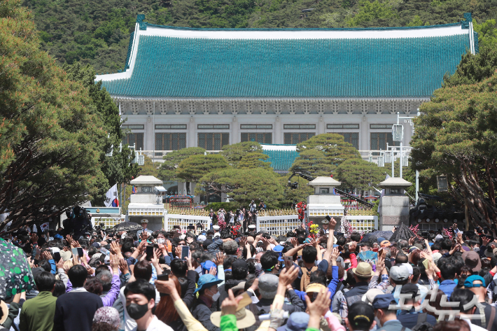 국민대표 74인을 비롯한 시민들이 10일 오전 서울 종로구 청와대에 들어서고 있다. 청와대 개방은 74년만에 처음이다. 인수위사진기자단