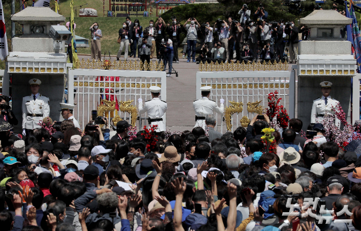 10일 오전 서울 종로구 청와대에서 열린 정문 개문 기념 행사에서 시민들이 안으로 입장하고 있다. 인수위사진기자단