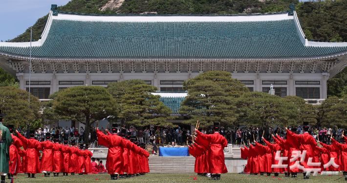 청와대 국민 개방 당일인 10일 오후 서울 종로구 청와대 대정원에서 종묘재례가 열리고 있다. 인수위사진기자단