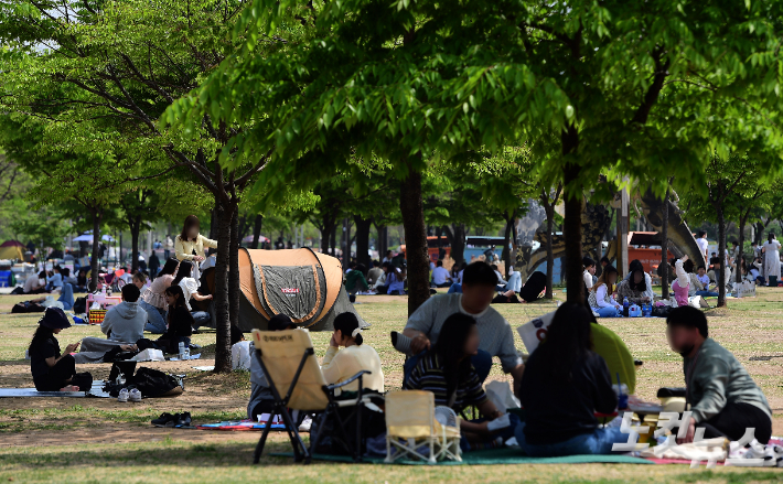 서울 여의도 한강시민공원에서 한 나들이객이 그늘막 텐트를 설치하고 있다. 황진환 기자