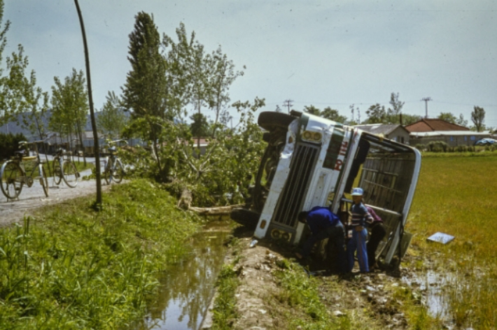 1980년 5월 당시 광주시 남구 송암동 효천역 인근 도로변에 버스가 넘어져 있다. 5·18 기념재단 제공 
