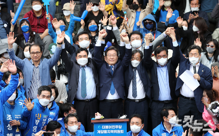 이재명 전 경기지사가 8일 인천시 계양산 야외공연장에서 기자회견을 열고 6.1 보궐선거 계양을 지역구에 출마를 공식 선언하고 있다. 국회사진취재단