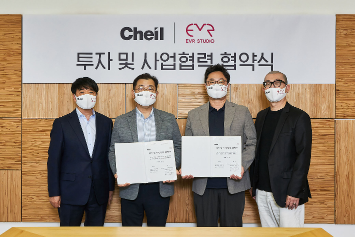 제일기획 유정근 사장(왼쪽에서 두번째)이 이브이알스튜디오 경영진과 투자 및 사업협력 협약식에서 기념 촬영을 하고 있다 (왼쪽부터 제일기획 정홍구 경영지원실장, 제일기획 유정근 대표이사, 이브이알스튜디오 김재환 대표, 윤용기 대표). 제일기획 제공.
