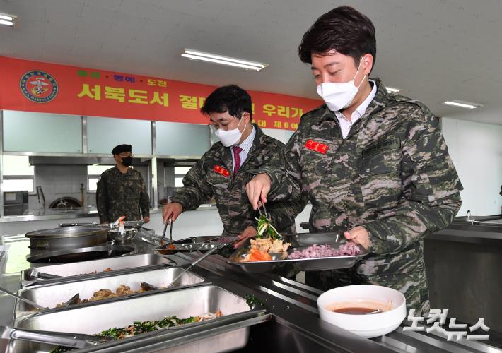 배식받는 이준석 대표