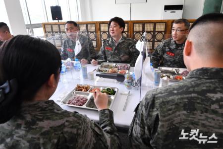 군 장병들과 식사하는 이준석 대표