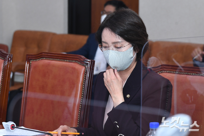 이영 중소벤처기업부장관 후보자가 11일 서울 여의도 국회에서 열린 산업통상자원중소벤처기업위원회 인사청문회에서 마스크를 만지고 있다. 윤창원 기자