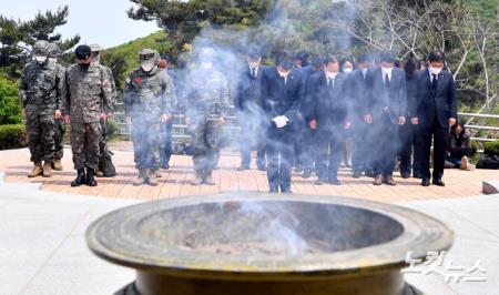 이준석 대표, 천안함 46용사 위령탑 참배