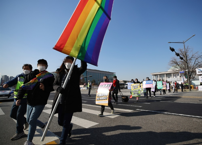 무지개행동 관계자들이 지난해 12월 4일 오후 서울 여의도 국회 앞에서 차별금지법 제정을 촉구하는 행진을 하고 있다. 연합뉴스