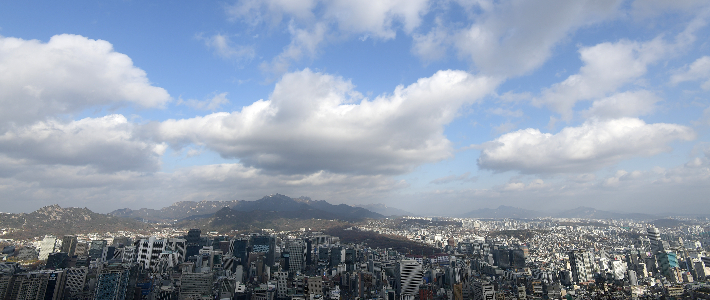 서울 남산서울타워에서 바라본 하늘. 이한형 기자