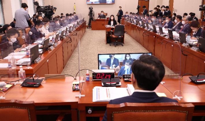 이창양 산업통상자원부 장관 후보자가 9일 국회에서 열린 인사청문회에서 의원들의 질의를 듣고 있다. 연합뉴스