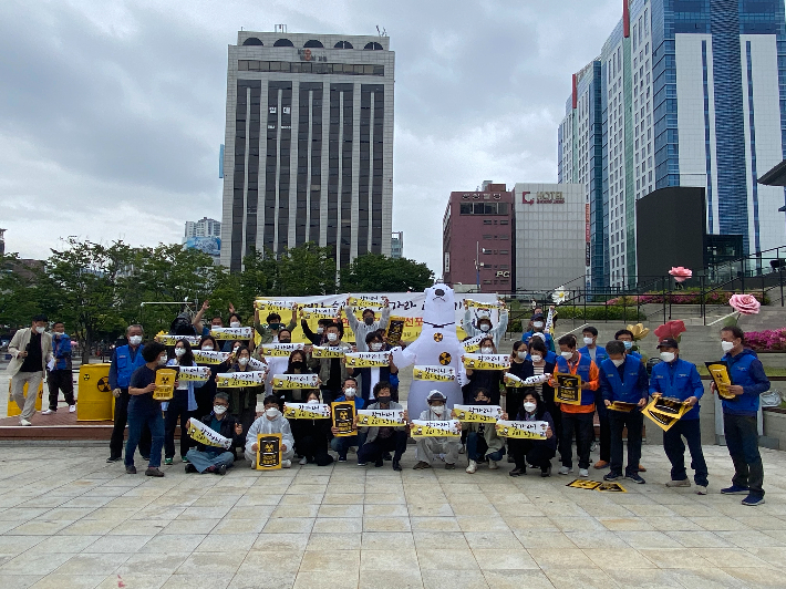 부산지엳 환경단체가 윤석열 정부의 고리 2호기 수명 연장 추진에 반발하는 집회를 열었다. 부산환경운동연합 제공