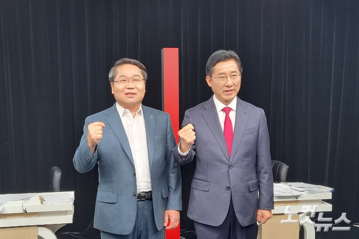 충남 아산시장 선거에 출마한 더불어민주당 오세현 후보(왼쪽)와 국민의힘 박경귀 후보가 방송토론회에 앞서 기념촬영을 하고 있다. 인상준 기자