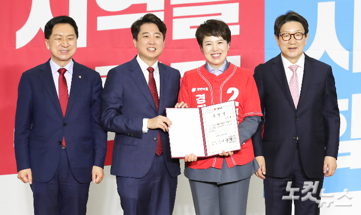 6일 서울 여의도 국회 의원회관에서 열린 '제8회 동시지방선거 국민의힘 광역단체장 후보 공천장 수여식"에서 김은혜 경기지사 후보가 공천장을 받고 있다. 윤창원 기자