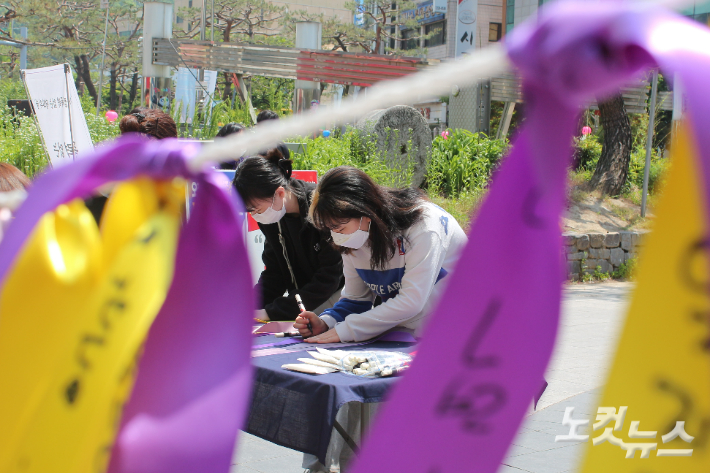 '청주 여중생 사건' 1주기를 맞아 12일 청주 성안길에서 추모 행사가 열리고 있다. 최범규 기자