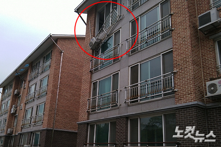 12일 오전 11시 6분쯤 전북 임실군 임실읍의 한 연립주택 4층 베란다에서 에어컨 실외기를 설치하던 A(57)씨가 바닥으로 떨어져 숨지는 사고가 발생했다. A씨가 떨어진 사고 현장. 송승민 기자