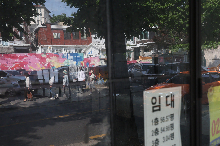 12일 종로구 삼청동 빈 상가 창문에 사람들이 비쳐 보이고 있다. 연합뉴스