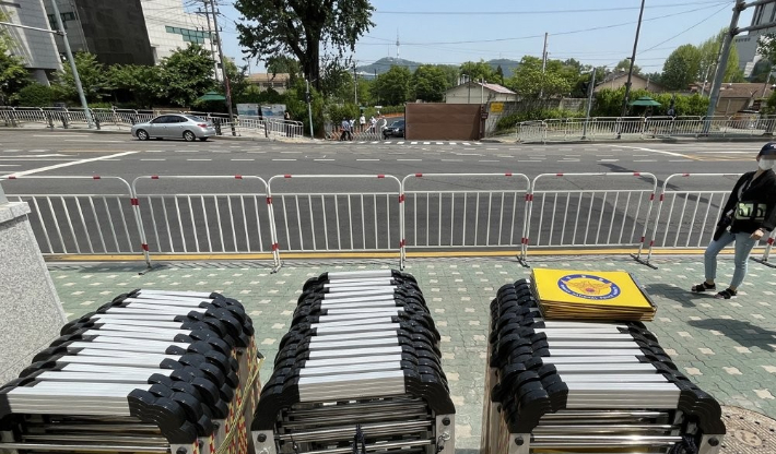 지난 11일 서울 용산 이촌역 인근 대통령실 출입구(미군기지 13번 게이트) 주변에 바리케이드가 설치돼 있다. 연합뉴스