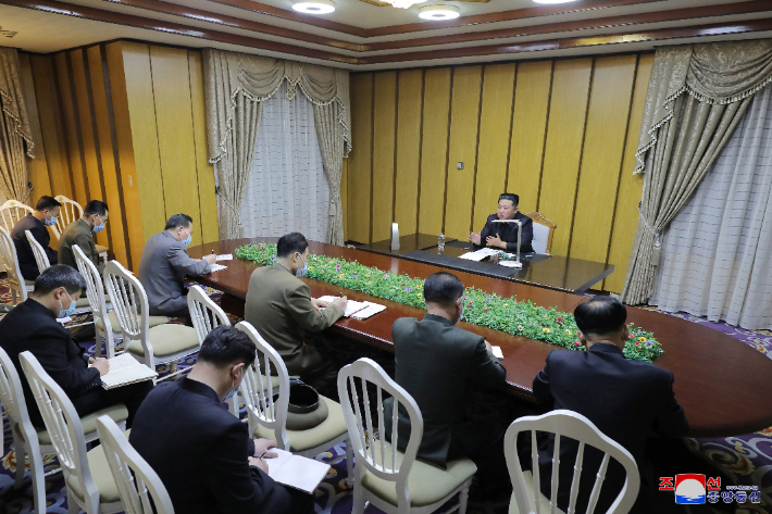 조선중앙통신은 13일 김정은 북한 국무위원장이 전날 국가비상방역사령부를 방문해 이 같은 내용을 보고받았다고 보도했다. 조선중앙통신 캡처