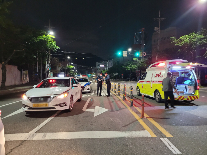 13일 새벽 부산의 한 도로에서 무단횡단하던 50대 남성이 달리는 택시에 치여 숨졌다.부산경찰청 제공  