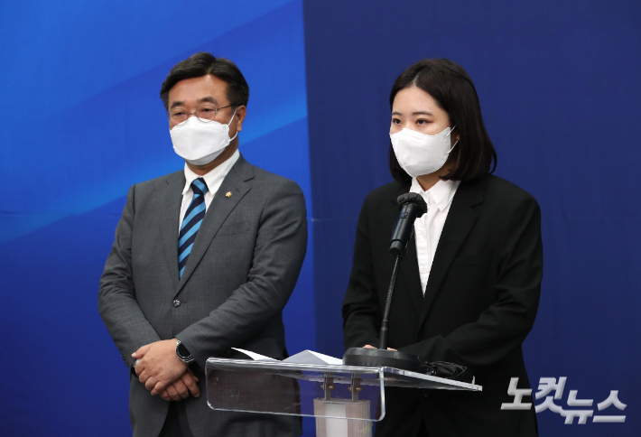 더불어민주당 박지현(오른쪽)·윤호중 공동비상대책위원장이 지난 12일 국회 당대표실에서 성 비위 의혹으로 제명된 박완주 의원과 관련해 사과하고 있다. 윤창원 기자