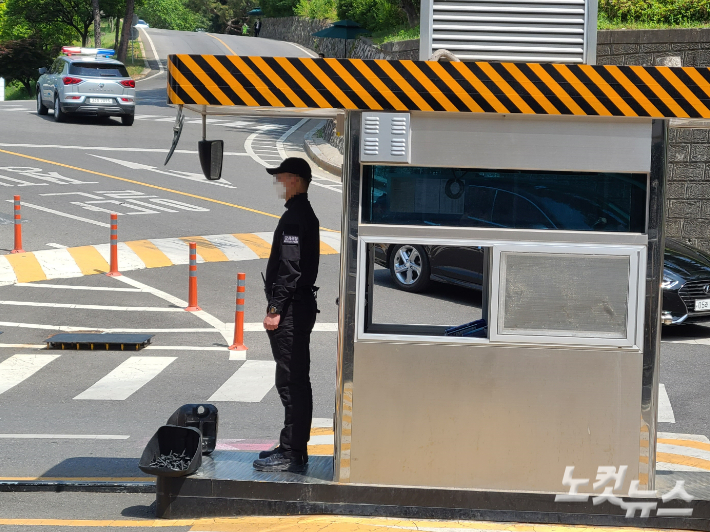 국방부 서문 위병소를 지키는 군사경찰. 김형준 기자