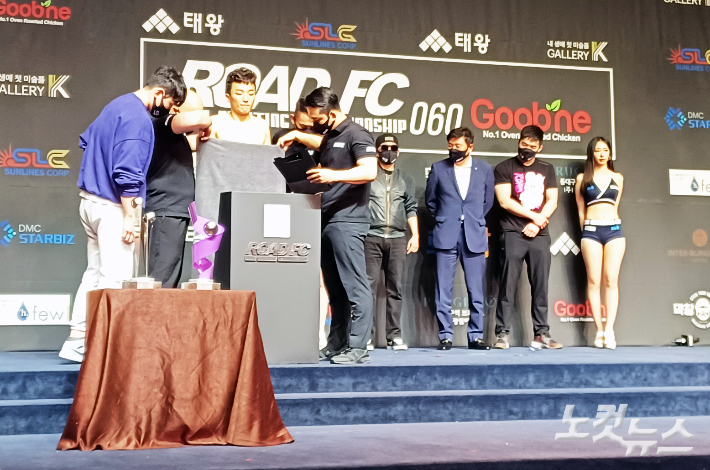 마지막 대회를 함께하는 로드FC 김대환 대표(오른쪽 두 번째). 노컷뉴스