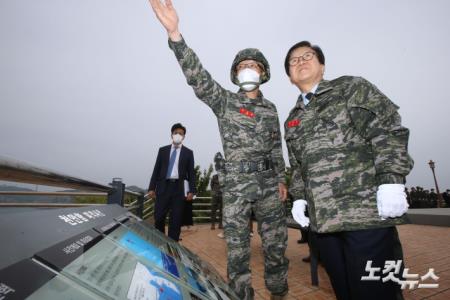 천안함 피격 관련 설명듣는 박병석 국회의장