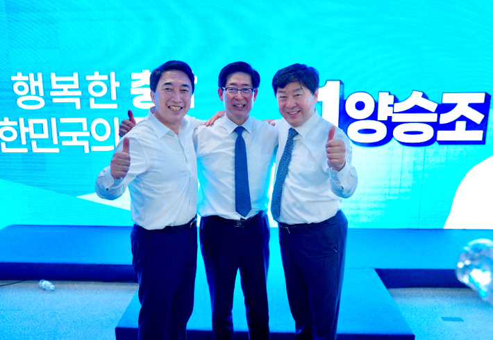 박수현 전 청와대 국민소통수석(왼쪽)이 양승조 충남지사 후보(가운데), 황명선 전 논산시장과 기념촬영을 하고 있다. 캠프 제공