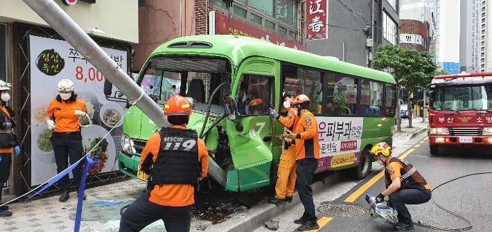 13일 부산에서 한 마을버스가 전신주를 들이받고 인도에 멈쭤섰다. 부산소방본부 제공