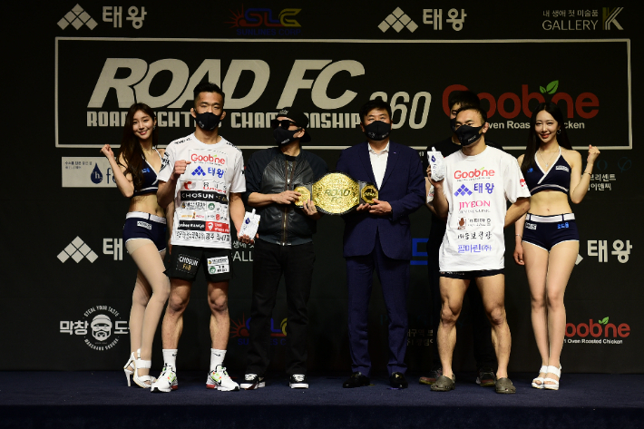 페더급 챔피언 박해진(왼쪽)과 도전자 김수철. 로드FC 제공