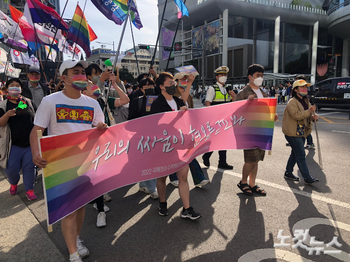 14일 서울 용산역 광장에서의 본 집회 이후 대통령 집무실을 향해 행진하고 있는 성소수자 단체들. 이은지 기자  
