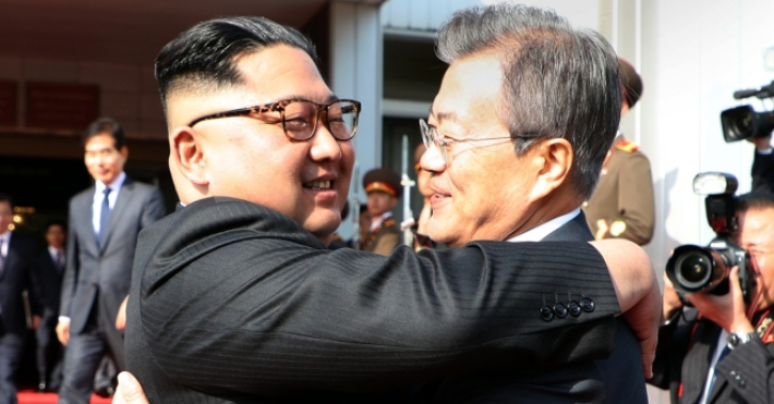문재인 대통령과 김정은 북한 국무위원장이 지난 5월 26일 오후 판문점 북측 통일각에서 정상회담을 마친 후 헤어지며 포옹을 하고 있는 모습. 2018.5.26 청와대 제공