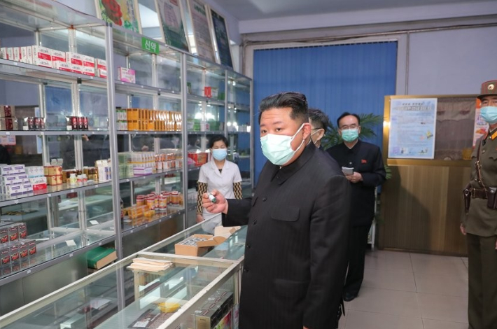 김정은 북한 국무위원장이 신종 코로나바이러스 감염증(코로나19) 관련 의약품이 제때 공급되지 못하고 있다며 강력히 질책했다. 연합뉴스