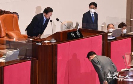 박병석 국회의장과 인사하는 윤석열 대통령