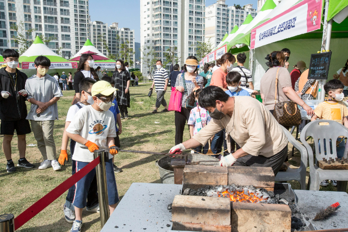 울산쇠부리축제장에 마련된 전통 대장간 체험. 울산광역시 북구청 제공