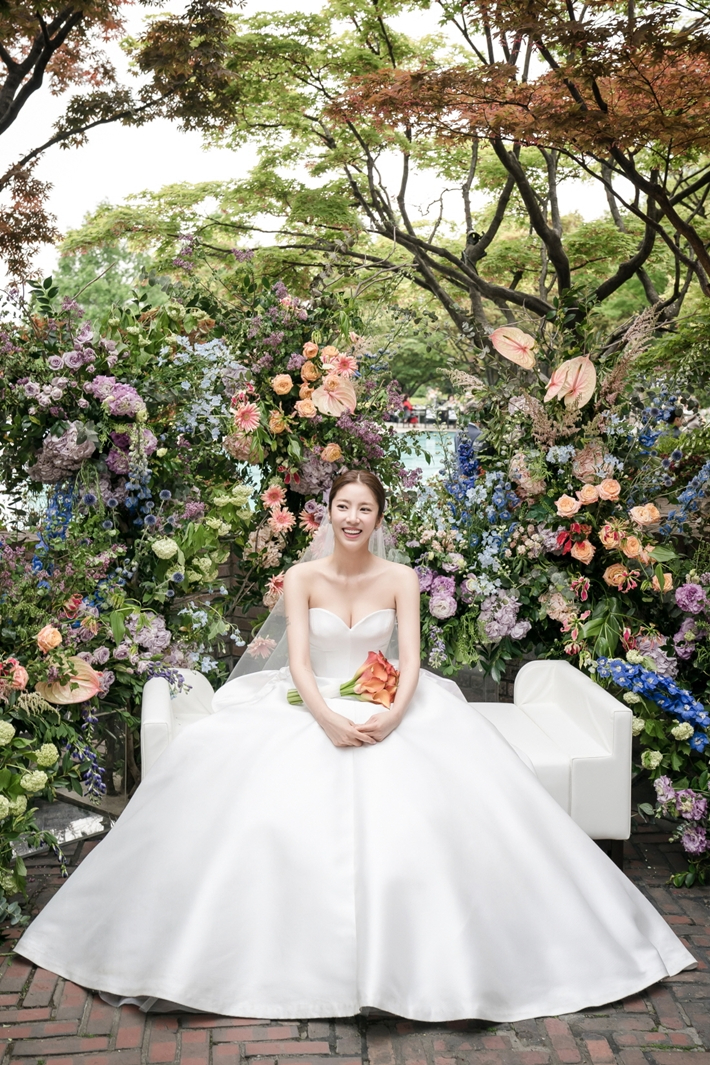 16일 공개된 손담비와 이규혁의 결혼식 사진. 에이치앤드엔터테인먼트 제공