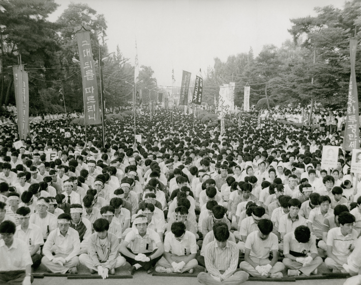 이한열 열사 영결식 당시 연세대 백양로 모습. 국가기록원 제공