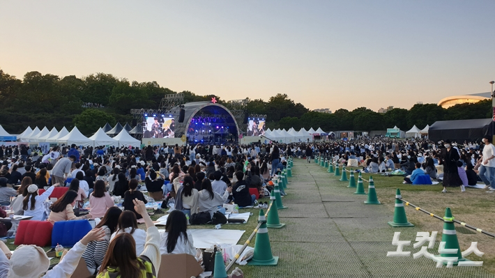 15일 서울 올림픽공원 88 잔디마당에서 열린 '뷰티풀 민트 라이프' 공연을 보는 관객석 모습. 김수정 기자