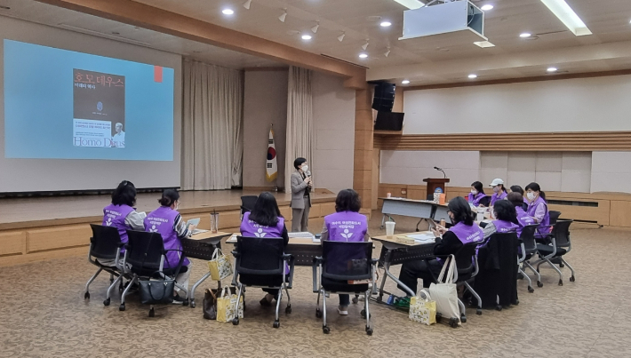 여수시가 '여성친화도시 시민참여단' 역량강화 교육을 실시하고 있다. 여수시 제공