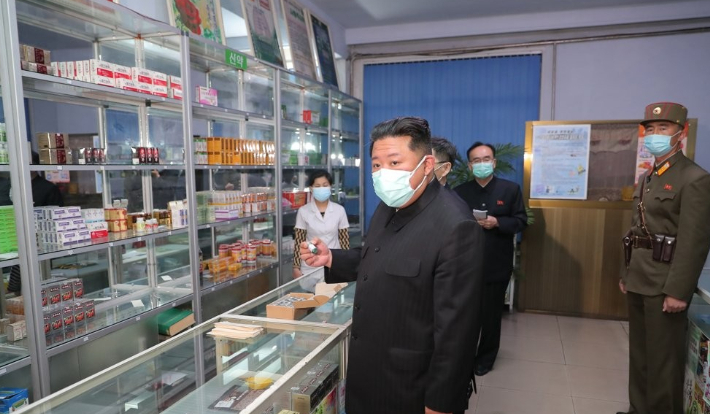 김정은 위원장이 마스크를 쓰고 평양시 안의 약국들을 찾아 의약품 공급실태를 직접 요해(파악)하고 있다. 연합뉴스