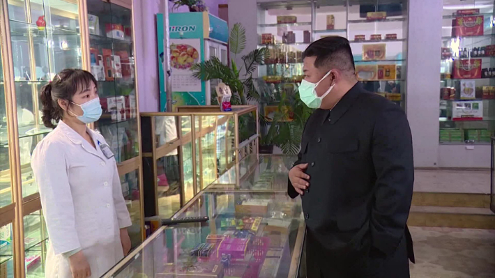 김정은 북한 국무위원장이 신종 코로나바이러스 감염증(코로나19) 관련 비상협의회를 연 뒤 평양 시내 약국들을 직접 시찰했다고 조선중앙TV가 보도했다. 연합뉴스