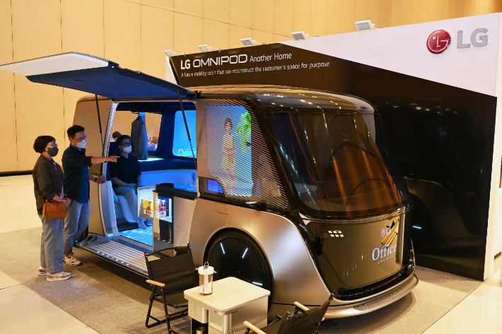  LG전자 부스에서 차량을 집의 새로운 확장 공간으로 해석해 만든 미래 모빌리티의 콘셉트 모델 LG 옴니팟을 전시하고 있다. LG전자 제공
